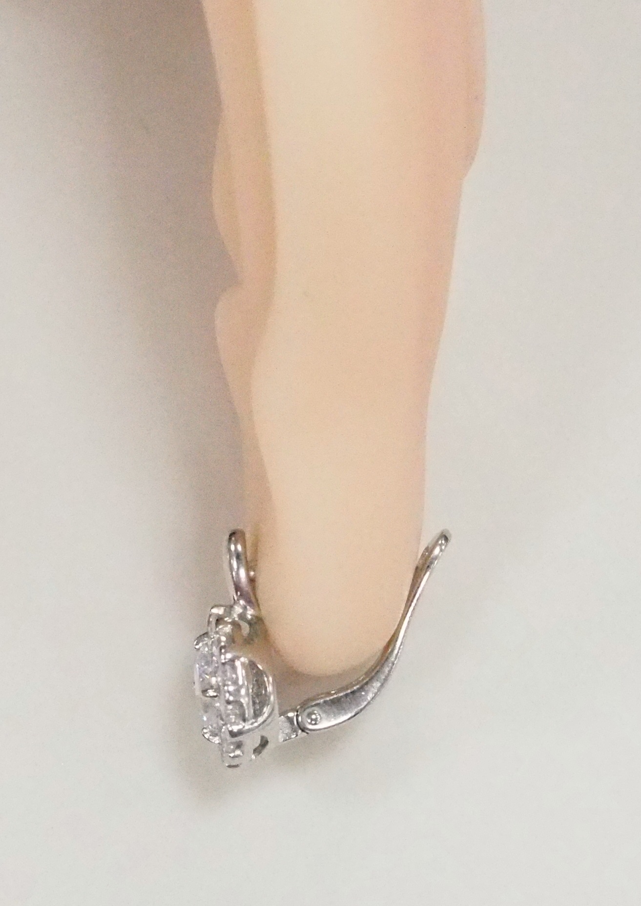 Серебряные серьги 925 пробы; вставки 26 Фианит бесцв.;